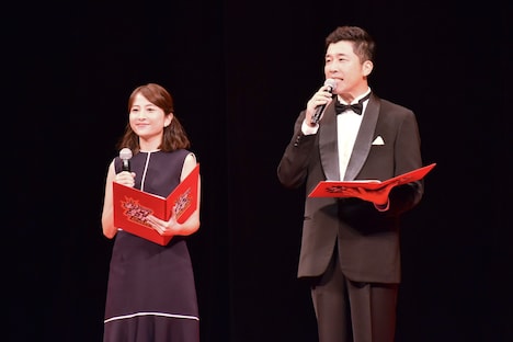 記者会見でMCを務める、あべこうじと日比麻音子（TBSアナウンサー）。