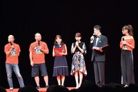 （左から）バイきんぐ、日比麻音子アナ、葵わかな、あべこうじ、池田美優。