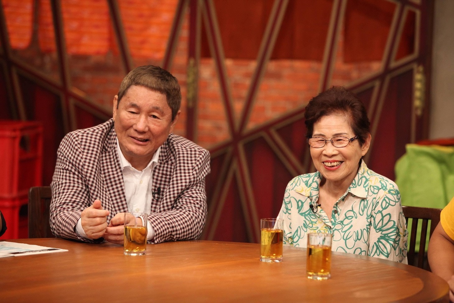 「FNS27時間テレビ」で共演するビートたけしと姉・安子さん。(c)フジテレビ