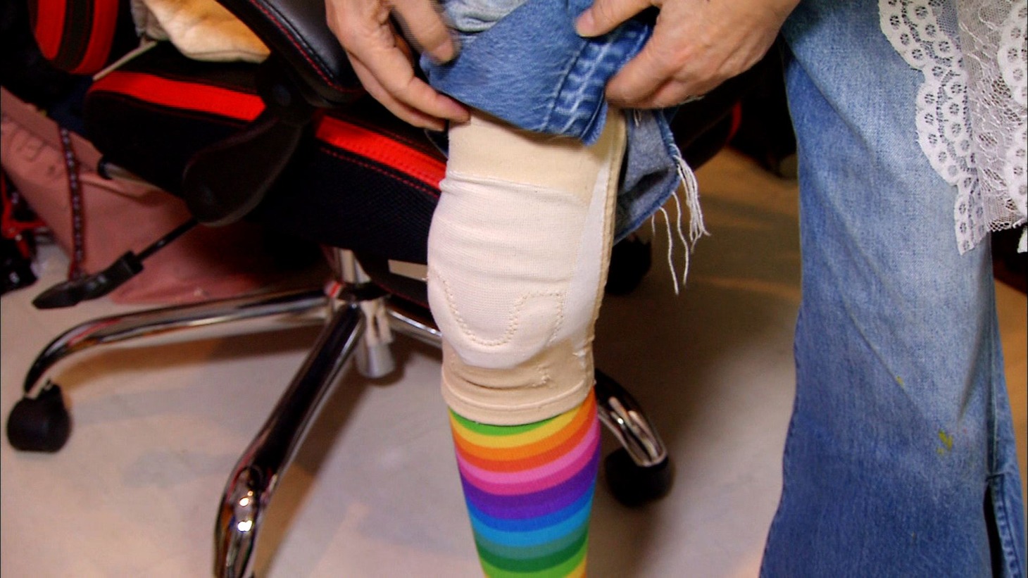 志茂田景樹の右ひざ。(c)ABC