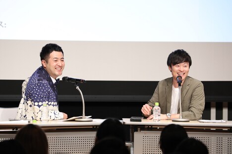 「和牛のオールナイトニッポンGOLD」の公開収録にて、観客を交えてトークを展開する和牛。