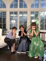 MCの田中みな実（左）とゲストの矢口真里（中央）、生田衣梨奈（右）。