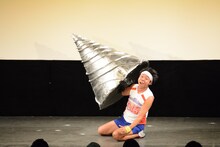 「右手がドリルになってる系男子あるある」を披露するサンシャイン池崎。