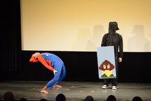 ゲームをテーマにしたネタを披露するサンシャイン池崎。