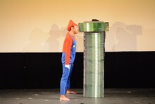 ゲームをテーマにしたネタを披露するサンシャイン池崎。