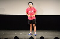 エンディングで挨拶するサンシャイン池崎。