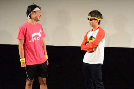 エンディングでトークする（左から）サンシャイン池崎、バイク川崎バイク。