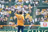 後頭部を指差すアインシュタイン稲田。