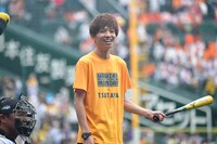 バッターボックスに立つアインシュタイン河井。