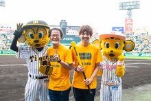 アインシュタインと阪神タイガースのマスコットキャラクター・トラッキー＆ラッキー。