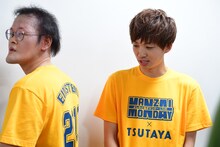 ファーストピッチセレモニー後の囲み取材に応じるアインシュタイン。