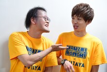 ファーストピッチセレモニー後の囲み取材に応じるアインシュタイン。