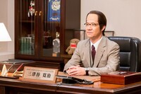 “ゼネラル・エグゼクティブ・プレミアム・マーベラスディレクター”の三津谷寛治。(c)NHK