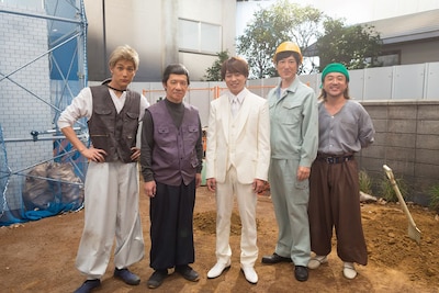 NHK「LIFE!」のコントに参加した（左から）中川大志、内村光良、櫻井翔、ココリコ田中、ムロツヨシ。(c)NHK