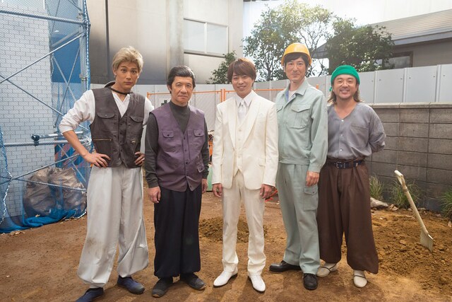 NHK「LIFE!」のコントに参加した（左から）中川大志、内村光良、櫻井翔、ココリコ田中、ムロツヨシ。(c)NHK