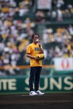 ボールにキスするアインシュタイン稲田。