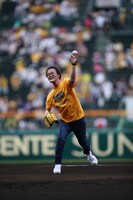 ボールを投げるアインシュタイン稲田。