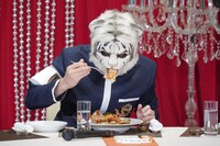 ホワイトタイガーの特殊メイクを施された田中圭。(c)日本テレビ