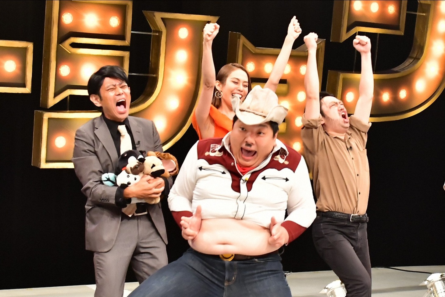 「有田ジェネレーション」に出演する、ふとっちょ☆カウボーイ（中央）と、（後列左から）坂上カレン、イチキップリン。(c)TBS