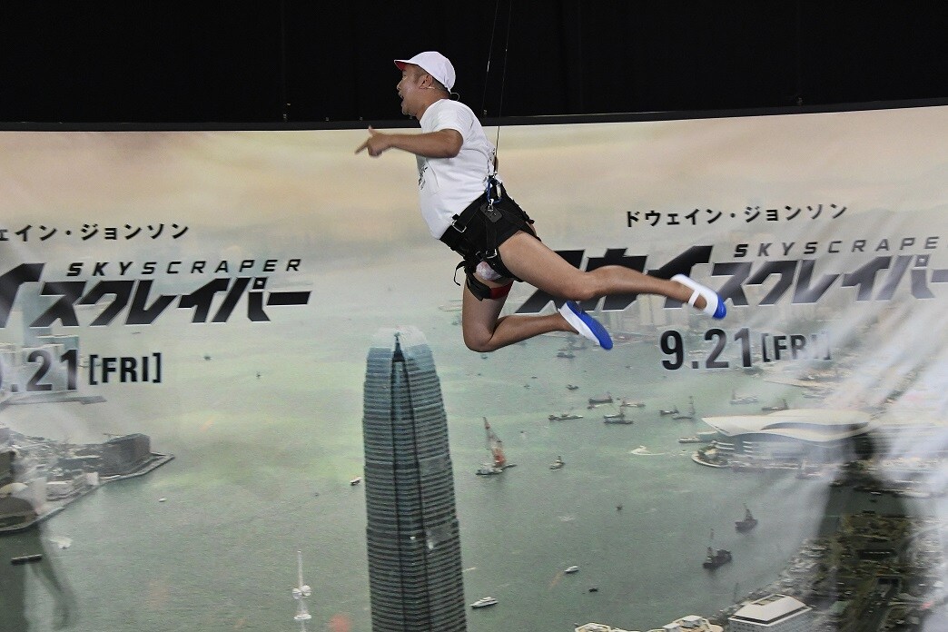 ワイヤーを使ってジャンプするとにかく明るい安村。