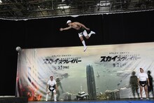 ワイヤーを使ってジャンプする品川庄司・庄司。