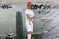 「予防接種を受ける子供のモノマネ」を披露するガリットチュ福島。