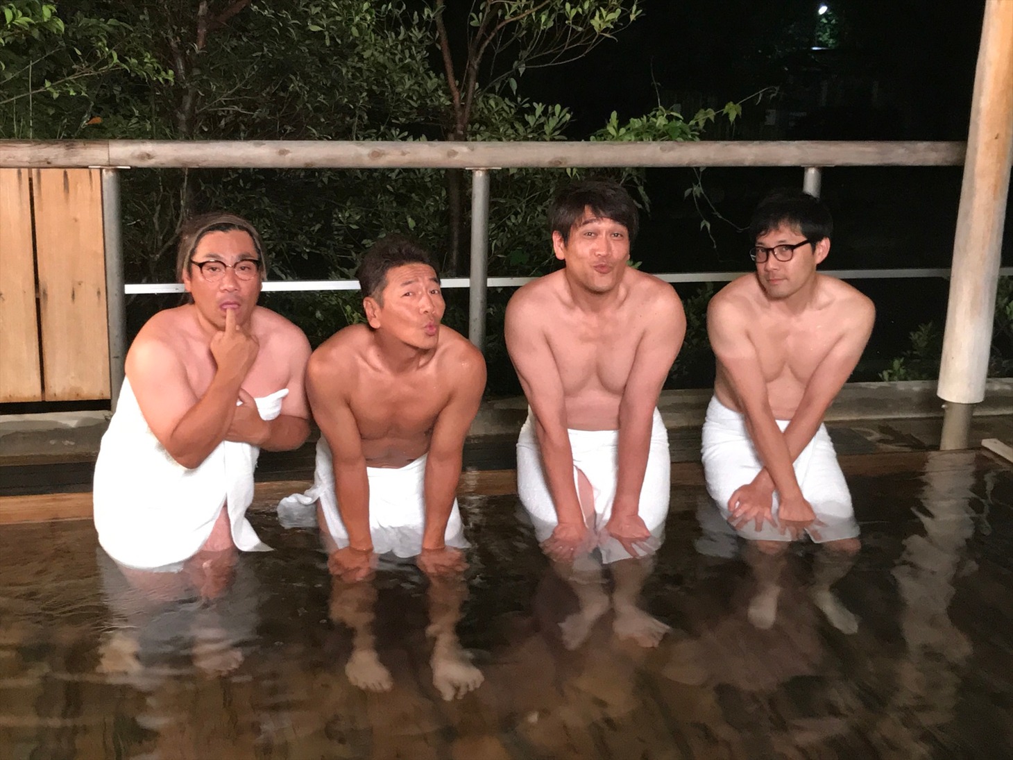 露天風呂に入る4人。(c)テレビ朝日