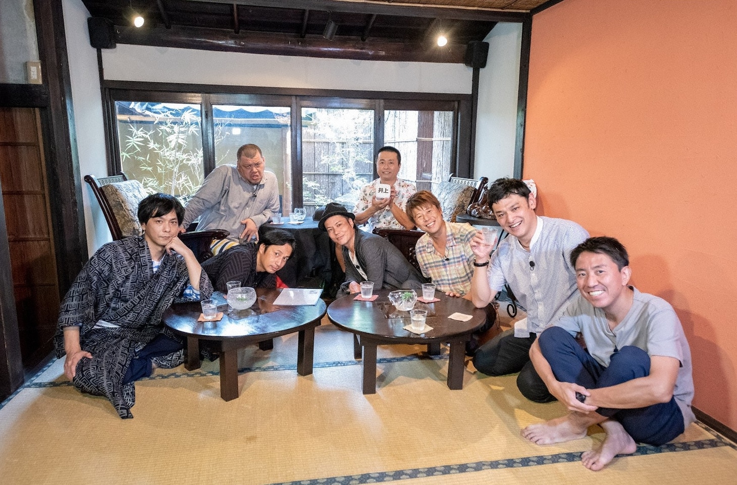 「旅くらべ ～同期芸人で旅したらこうなりました～」に出演する4組。(c)ABC