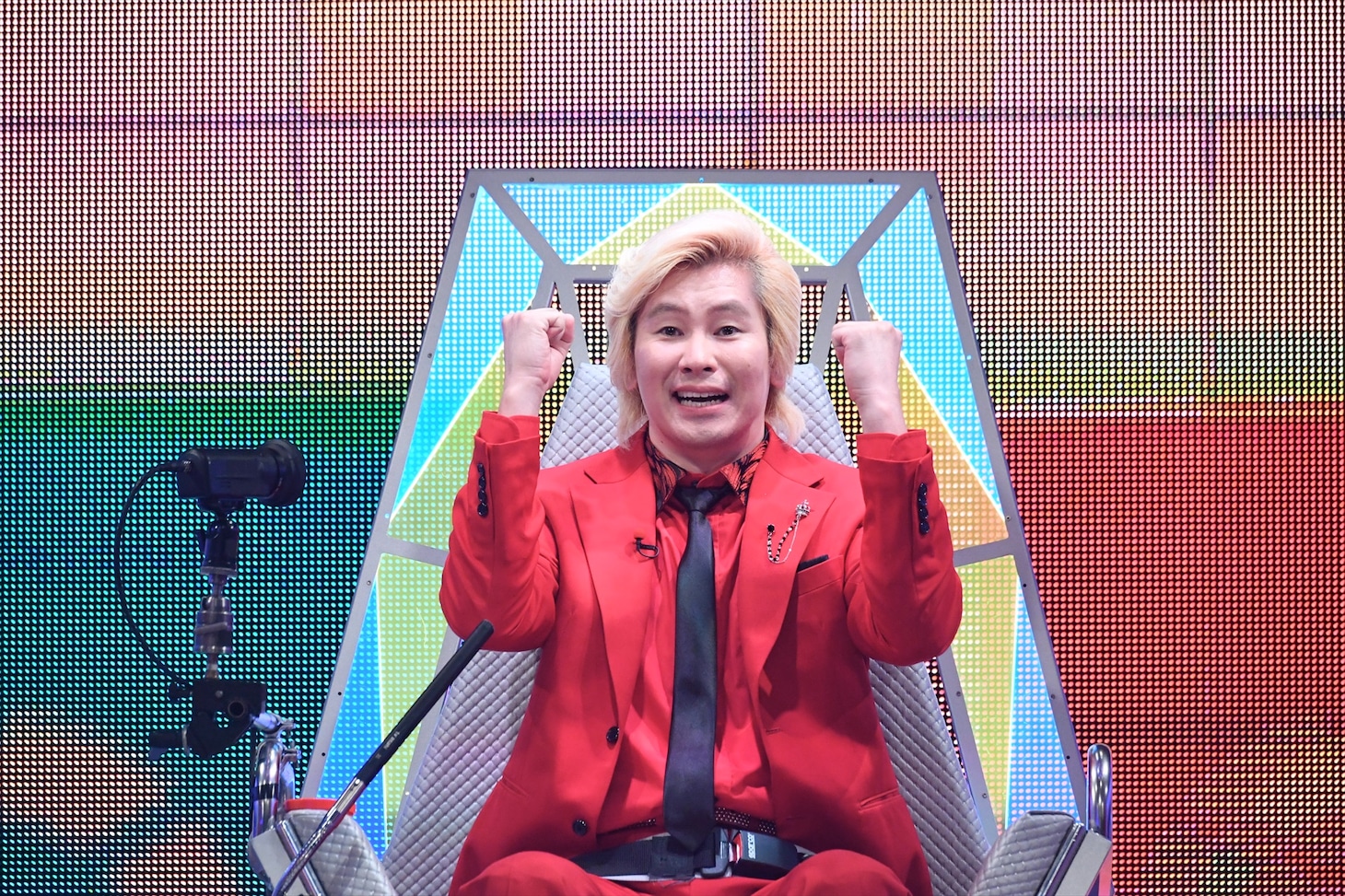 「ザ・タイムショック 最強クイズ王決定戦SP 2018秋」に出演する、メイプル超合金カズレーザー。(c)テレビ朝日