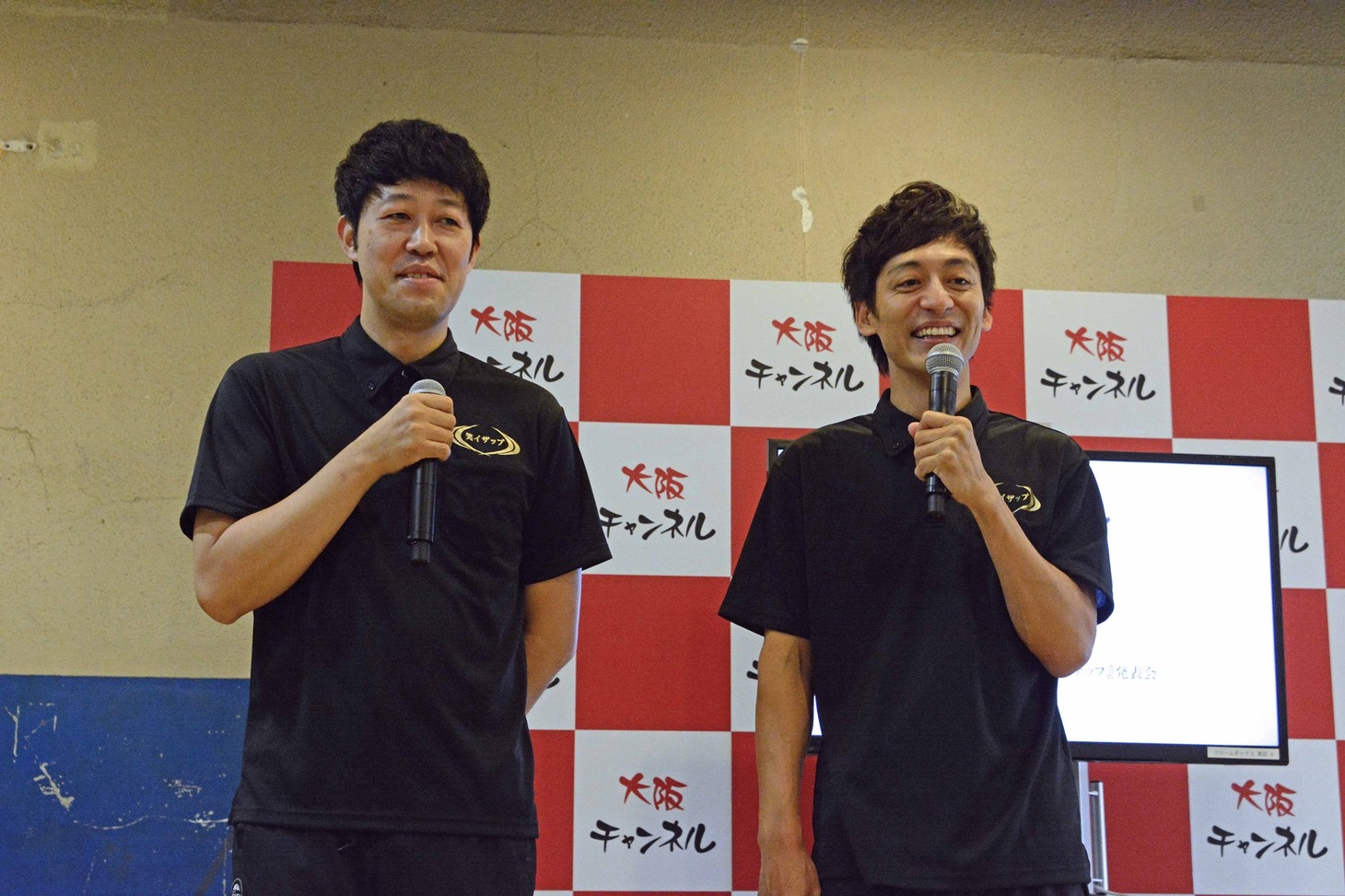 左から小籔千豊、とろサーモン村田。