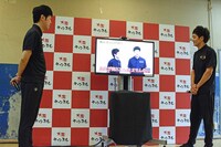 「笑イザップ」第1話の冒頭を観る（左から）小籔千豊、とろサーモン村田。