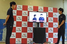 「笑イザップ」第1話の冒頭を観る（左から）小籔千豊、とろサーモン村田。