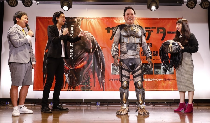 映画「ザ・プレデター」の大ヒット祈願イベントに登壇した（左から）霜降り明星、ほんこん、スパイク小川。