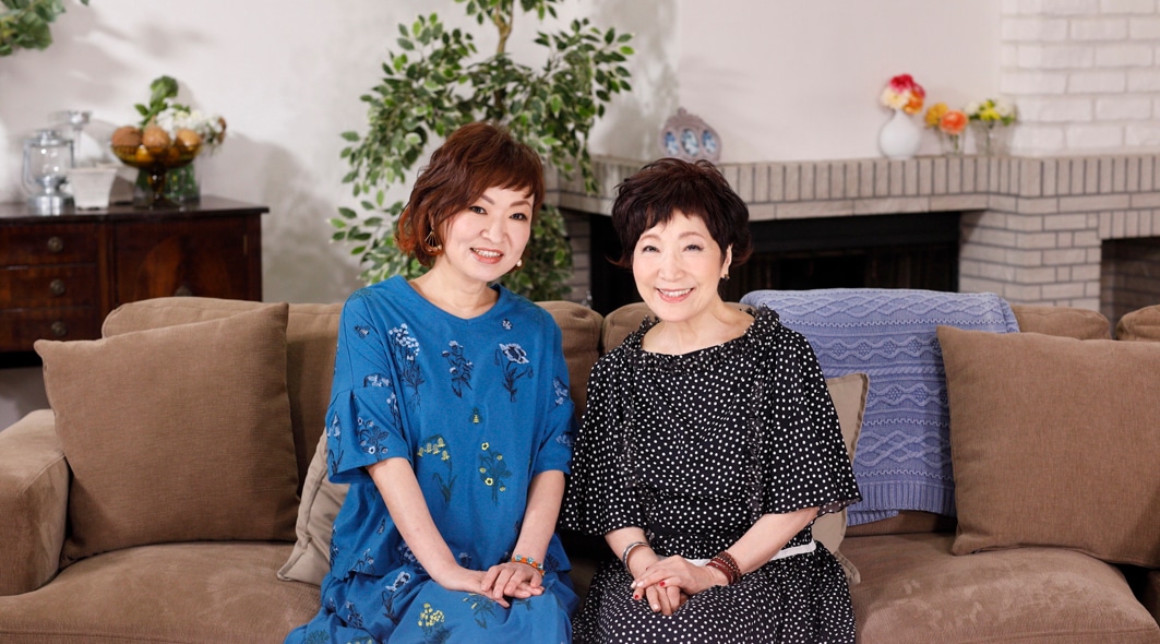 清水ミチコ（左）と森山良子（右）。