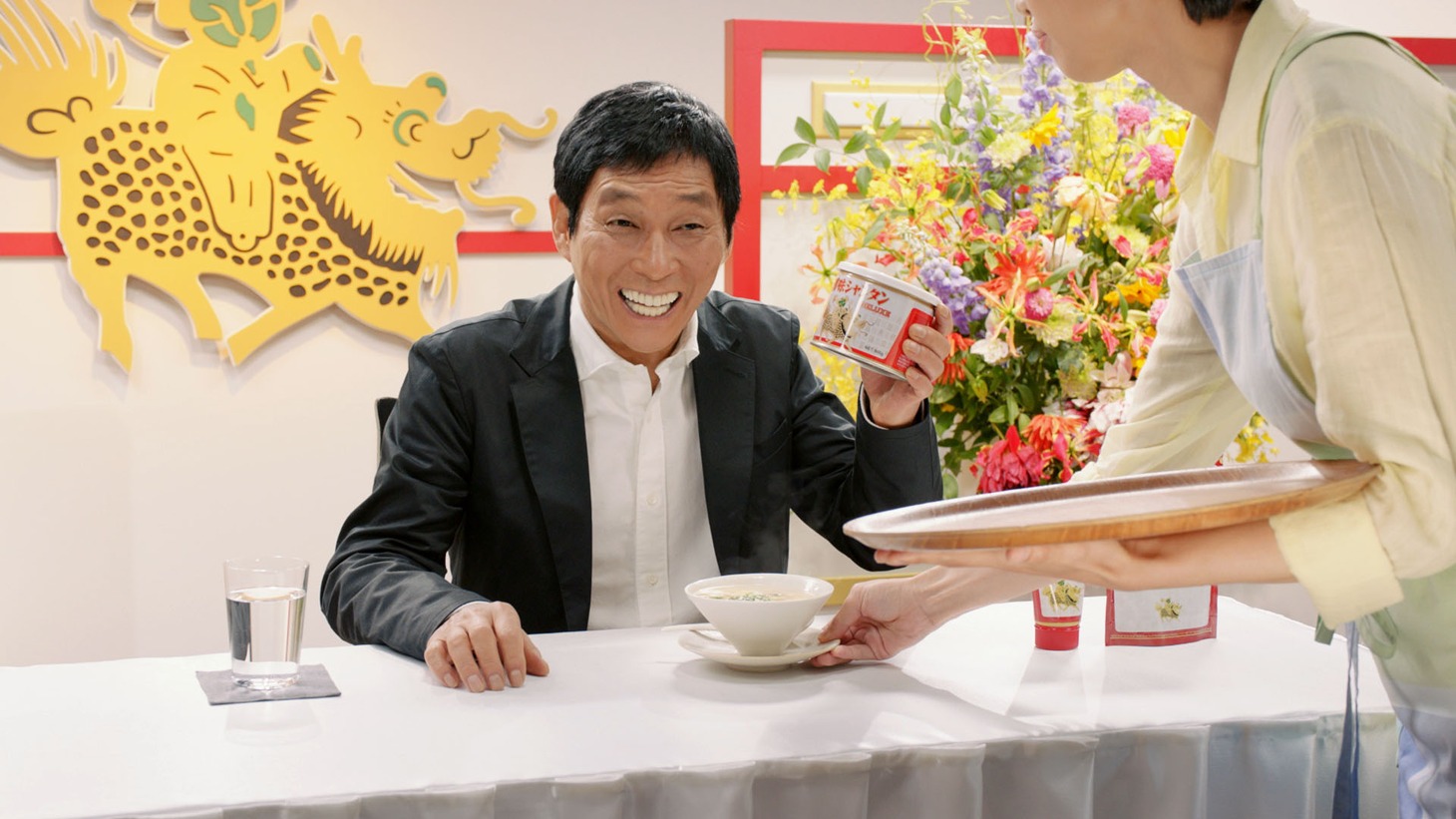 CM「ホンマやっ！篇」に出演する明石家さんま。