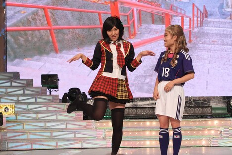 (左から)「キンタロー。扮する前田敦子」のモノマネを披露する丸山桂里奈と、丸山桂里奈に扮するキンタロー。。(c)フジテレビ