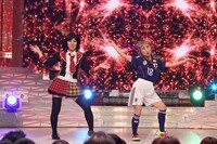 （左から）「キンタロー。扮する前田敦子」のモノマネを披露する丸山桂里奈と、丸山桂里奈に扮するキンタロー。。(c)フジテレビ