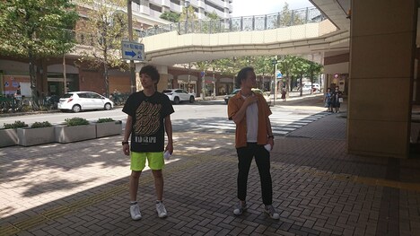 街行く芦屋マダムに声をかけるアインシュタイン。(c)読売テレビ