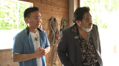 ニセ競馬番組に登場する、かまいたち山内（左）。(c)関西テレビ