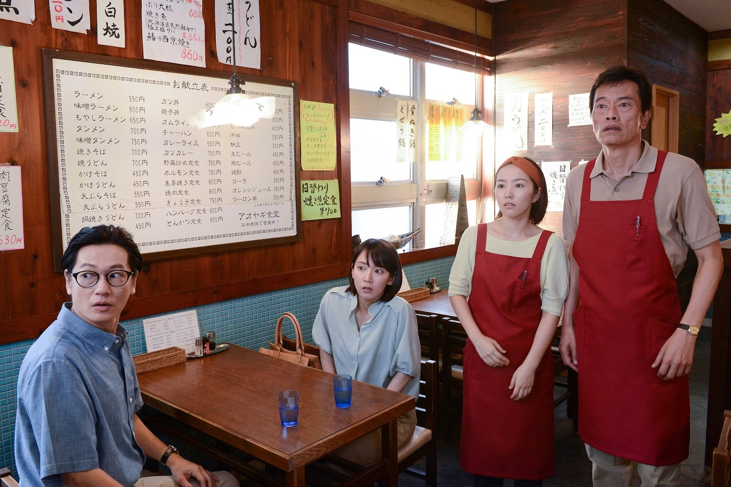 （左から）井浦新、吉岡里帆、徳永えり、遠藤憲一。(c)関西テレビ