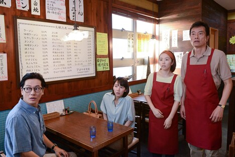 (左から)井浦新、吉岡里帆、徳永えり、遠藤憲一。(c)関西テレビ