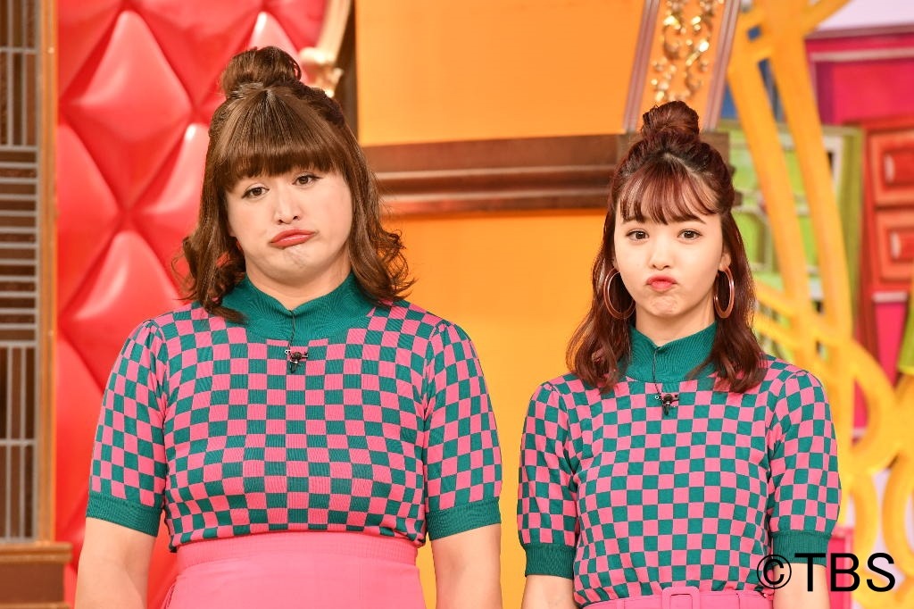 「ワールド犯罪ミステリー」で藤田ニコル（右）に扮するガリットチュウ福島（左）。