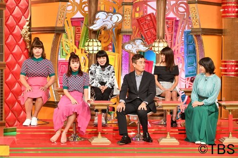 藤田ニコルに扮するガリットチュウ福島（左端）。