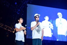 ライブ後、小籔千豊（右）とトークする崎山蒼志（左）。