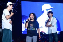 小籔千豊（左）とサニーデイ・サービス。