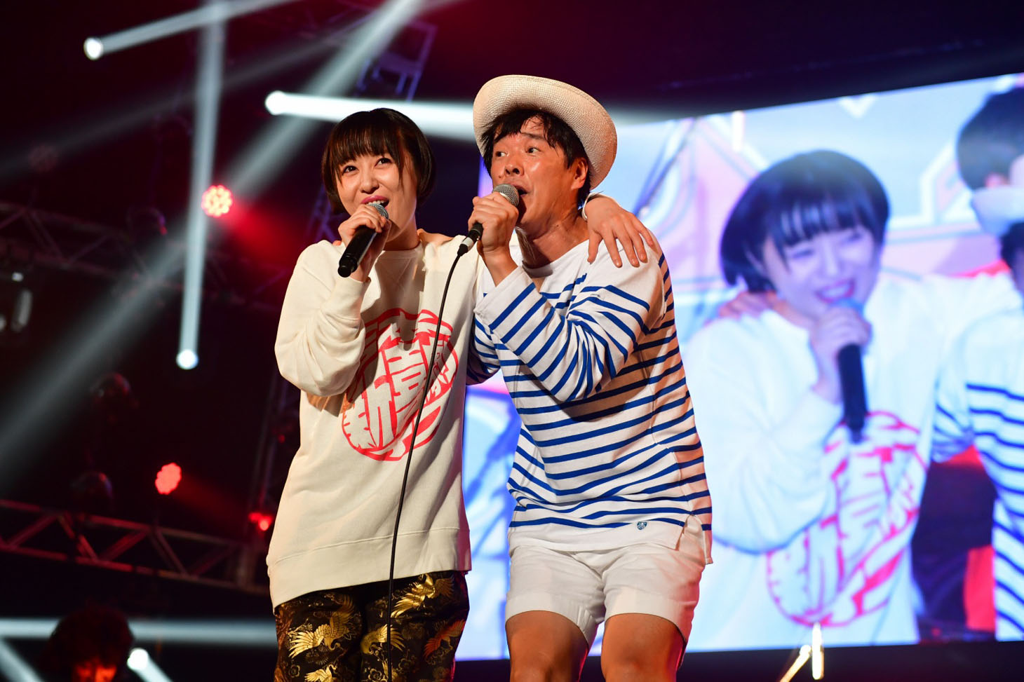 ゲストの宇都宮まき（左）と歌唱するカジヒデキ（右）。