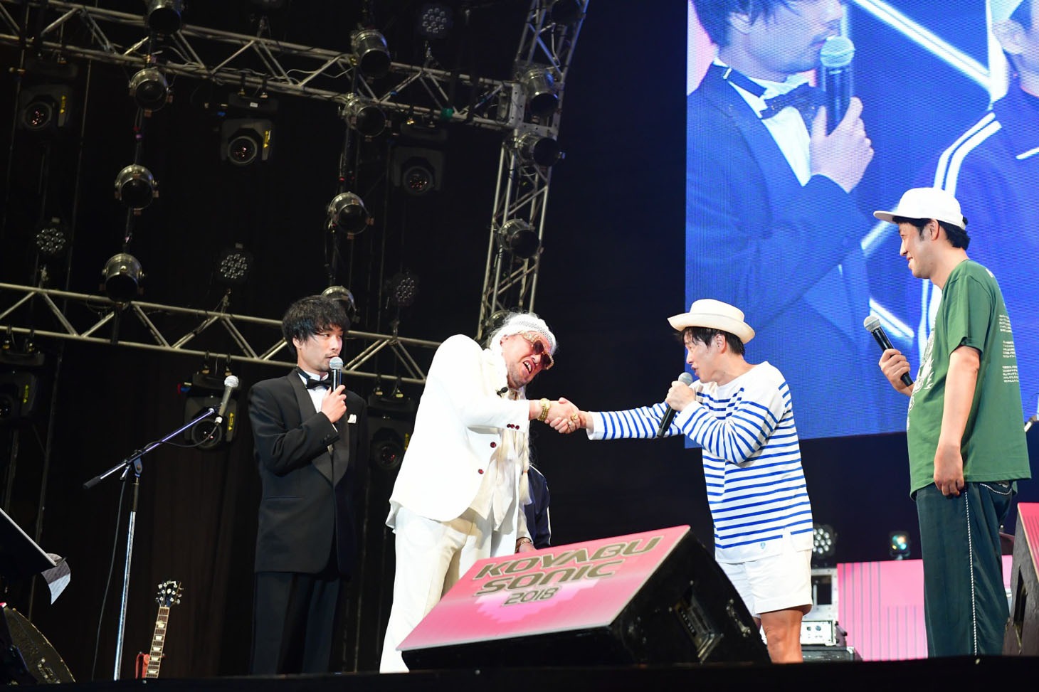 カジヒデキをプロデュースしているというベンジャミン・ボーナス（左から2人目）。