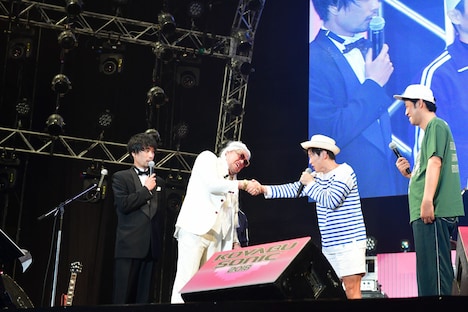 カジヒデキをプロデュースしているというベンジャミン・ボーナス（左から2人目）。