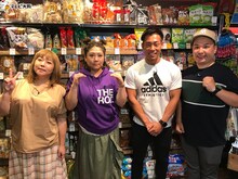 左から海原やすよ ともこ、ミルクボーイ。