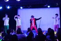 パフォーマンス中のJUNK∞TION。